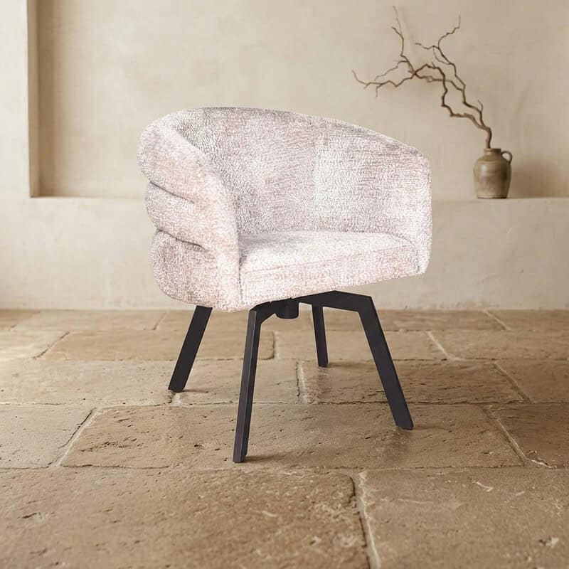 Moderne houten stoel met zachte, lichtroze bekleding en zwarte poten, geschikt voor woonkamer of kantoor, design meubel van Mokana Meubelen.