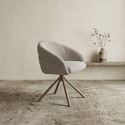Moderne stoffen fauteuil met comfortabele bekleding en houten poten, perfect voor een stijlvolle en gezellige zithoek.