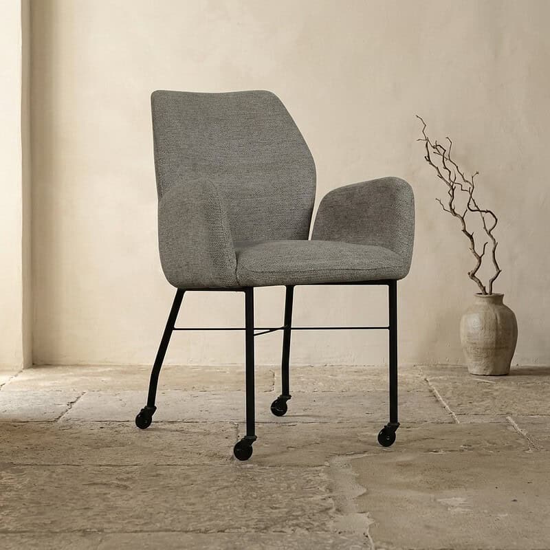 Moderne grijze lounge stoel met comfortabele armleuningen en wieltjes, perfect voor een stijlvolle en praktische zithoek in huis of kantoor.