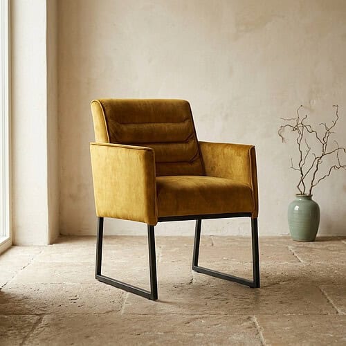 Bequemer Holzsessel mit gelbem Bezug in einem modernen, minimalistischen Interieur, im Hintergrund eine Vase mit Zweigen. Perfekt für ein stilvolles Wohnzimmer oder Büro.