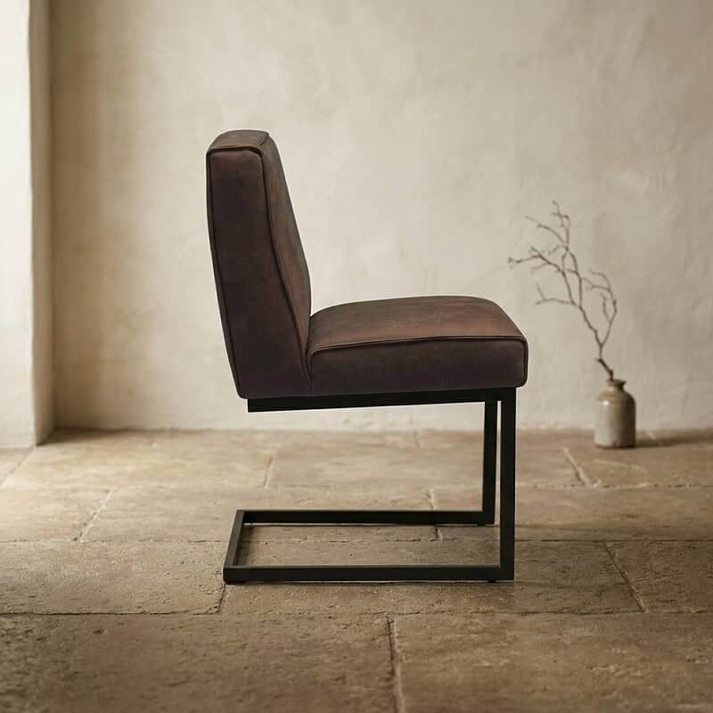 Moderner Esszimmerstuhl aus Leder mit schwarzem Metallgestell, bequem und stilvoll, perfekt für ein modernes Esszimmer oder einen Büroraum.
