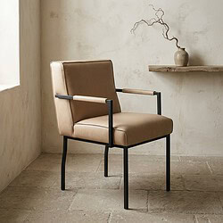 Moderne leren fauteuil met zwart metalen frame en houten armleuningen, perfect voor een stijlvolle en comfortabele zithoek in een modern interieur.