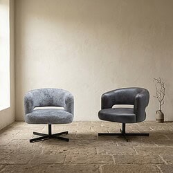 Twee stijlvolle fauteuils in zwart en grijs leer, perfect voor een modern interieur, geplaatst in een minimalistische kamer met natuurlijke lichtinval.