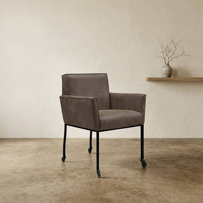 Moderne bank met zachte bekleding en metalen poten, perfect voor een stijlvolle woonkamer of kantoorruimte.
