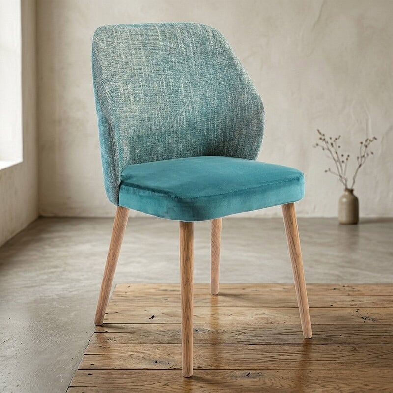Moderne houten eetkamerstoel met comfortabele blauwe bekleding en houten poten, perfect voor een stijlvolle en gezellige eetruimte.