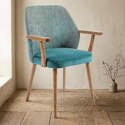 Vintage houten stoel met blauwe bekleding, perfect voor een modern interieur. Gemaakt van natuurlijk hout en comfortabel gestoffeerd, ideaal voor woonkamer of kantoor.