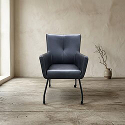 Modern zwarte fauteuil met metalen poten voor woonkamer of kantoor Moderne zwarte fauteuil met metalen poten, perfect voor woonkamer of kantoor, gecombineerd met minimalistisch interieur en natuurlijke lichtinval.