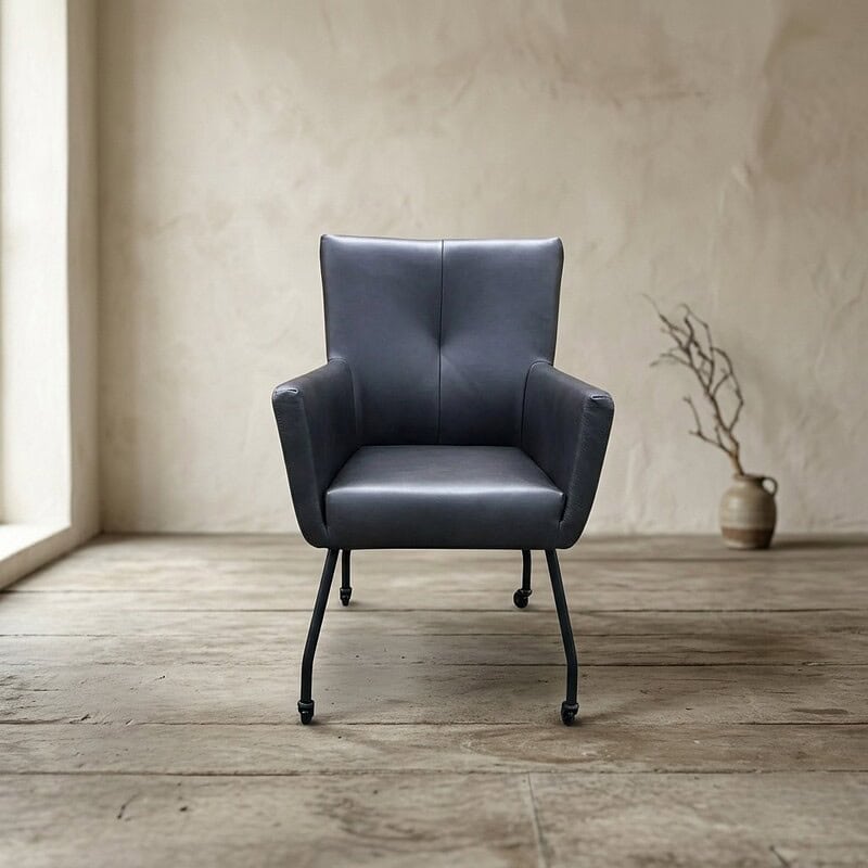 Modern zwarte fauteuil met metalen poten voor woonkamer of kantoor Moderne zwarte fauteuil met metalen poten, perfect voor woonkamer of kantoor, gecombineerd met minimalistisch interieur en natuurlijke lichtinval.