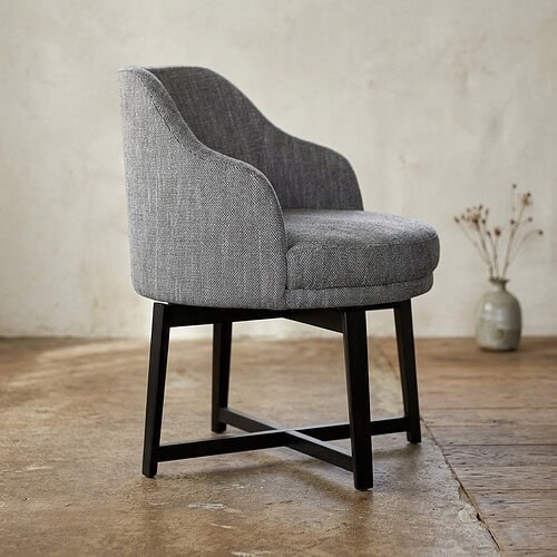 Moderne, comfortabele grijze fauteuil met houten poten, perfect voor een stijlvolle woonkamer of kantoorruimte.