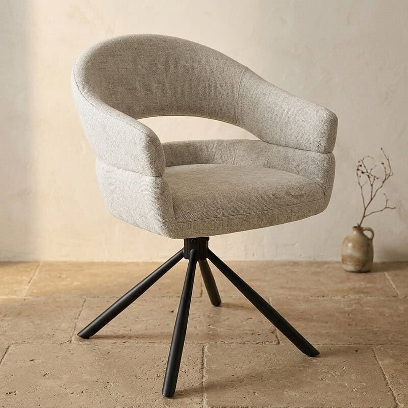 Moderne houten draaistoel met zachte stoffen bekleding, ideaal voor woonkamer of kantoor, met comfortabele armleuningen en draaibaar onderstel.