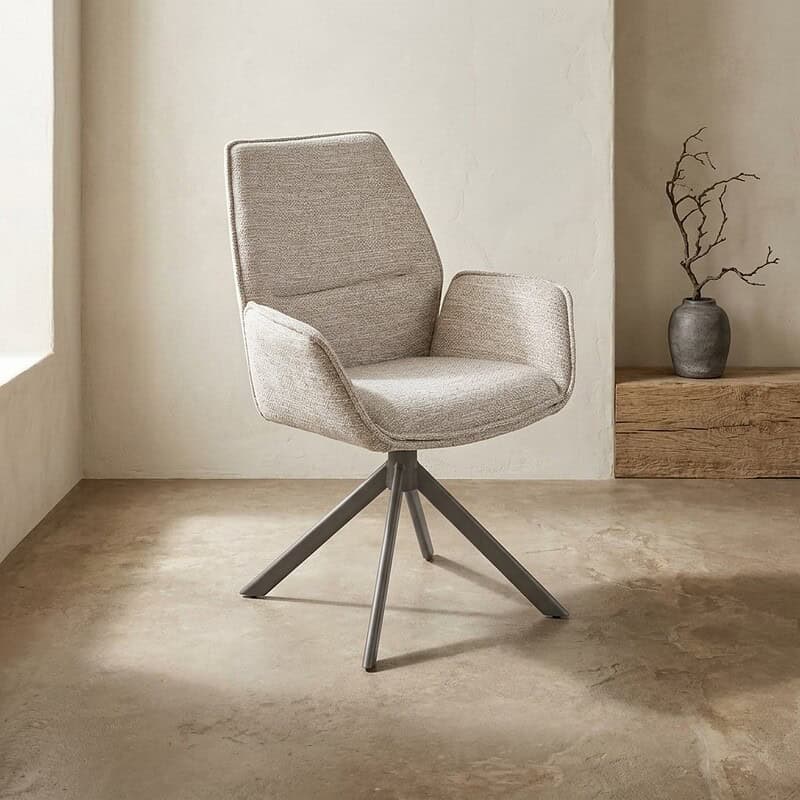 Moderne houten bureaustoel met comfortabele stoffen bekleding, ideaal voor kantoor of thuiswerkplek, met een minimalistisch design en verstelbare functies.