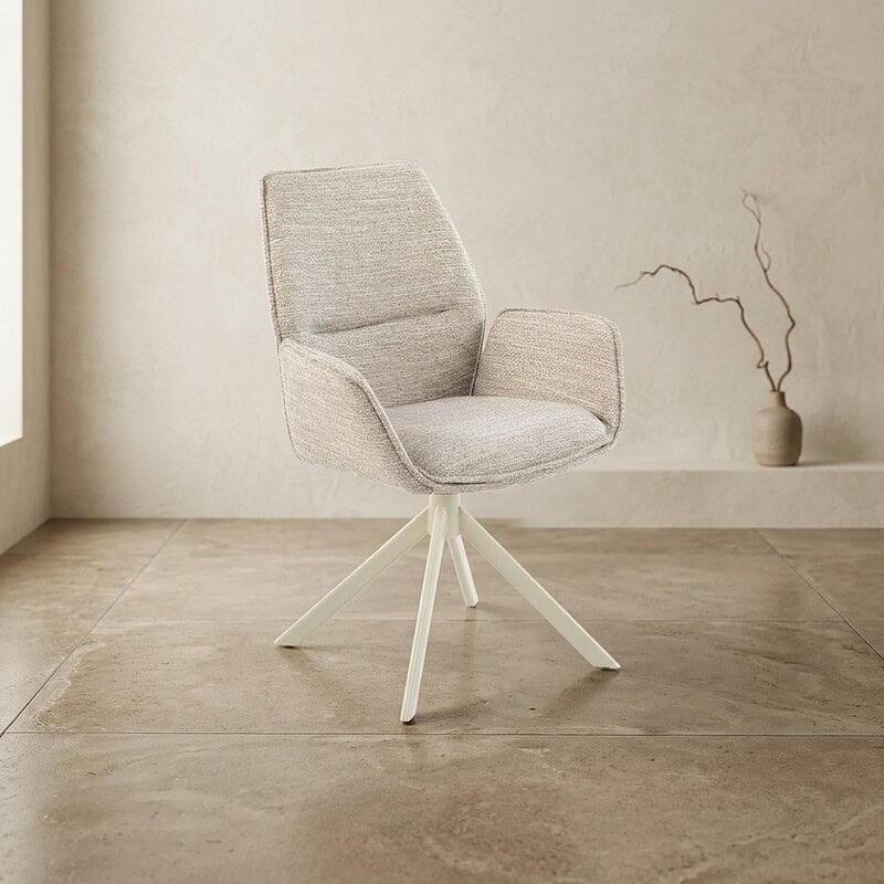 Moderne stoffen bureaustoel met draaibaar onderstel, comfortabel en stijlvol voor kantoor of thuiswerkplek, in een minimalistisch interieur.