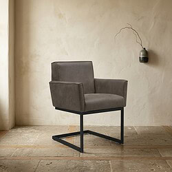 Elegante grijze fauteuil met metalen frame, perfect voor een modern interieur, comfortabel en stijlvol, gemaakt door Mokana Meubelen.