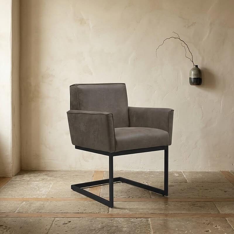 Elegante grijze fauteuil met metalen frame, perfect voor een modern interieur, comfortabel en stijlvol, gemaakt door Mokana Meubelen.
