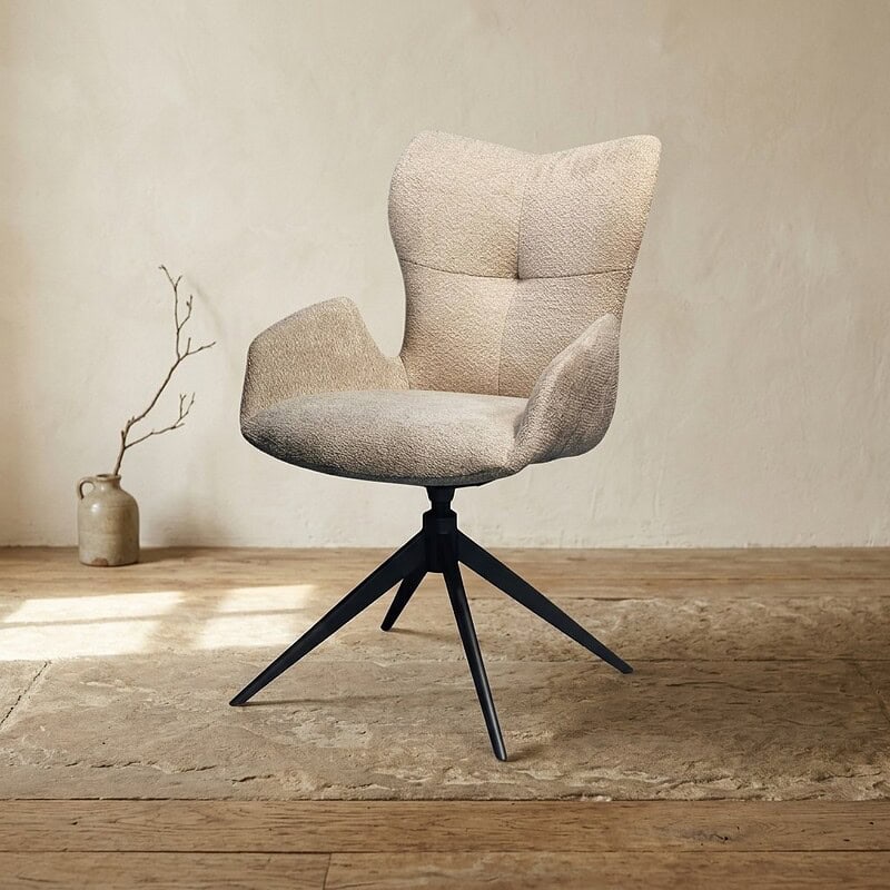 Moderne houten bureaustoel met comfortabele stoffen bekleding, ideaal voor kantoor of thuiswerkplek, met verstelbare hoogte en ergonomisch ontwerp.