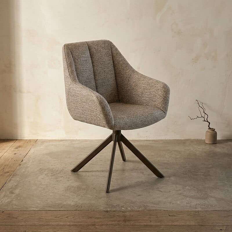 Comfortabele stoffen bureaustoel met draaibaar onderstel, perfect voor kantoor of thuiswerkplek, in een minimalistisch interieur.