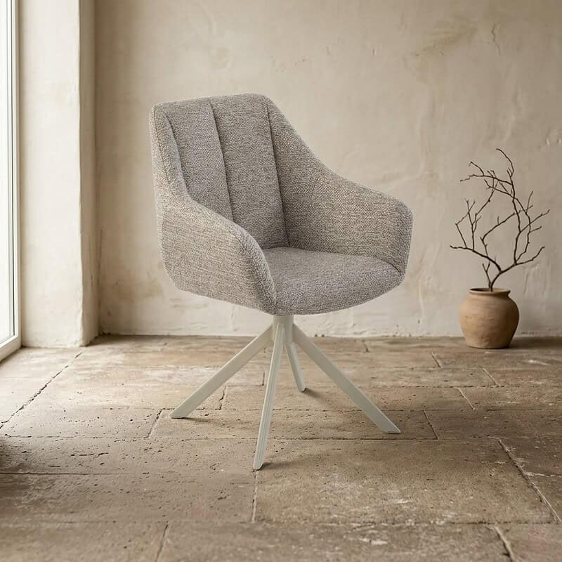 Moderne grijze fauteuil met comfortabele bekleding en houten pootjes, ideaal voor een stijlvolle woonkamer of kantoorruimte.