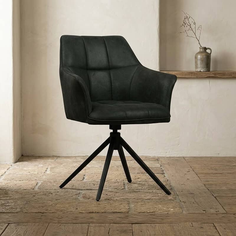 Moderne zwarte bureaustoel met houten poten, comfortabel en stijlvol, perfect voor kantoor of thuiswerkplek.