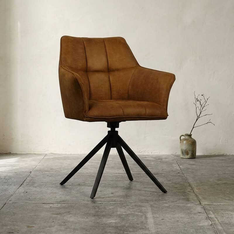 Vintage leren bureaustoel met zwarte houten poot, comfortabel en stijlvol, perfect voor kantoor of thuiswerkplek.