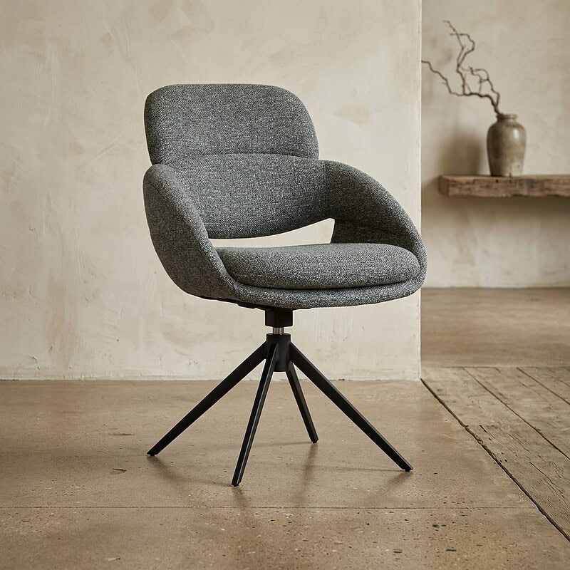 Moderne houten bureaustoel met comfortabele stoffen bekleding en verstelbare hoogte, ideaal voor kantoor of thuiswerkplek.