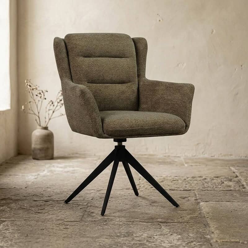 Moderne Mokana designstoel met comfortabele bekleding en zwarte houten poot, perfect voor een stijlvolle woonkamer of kantoor.