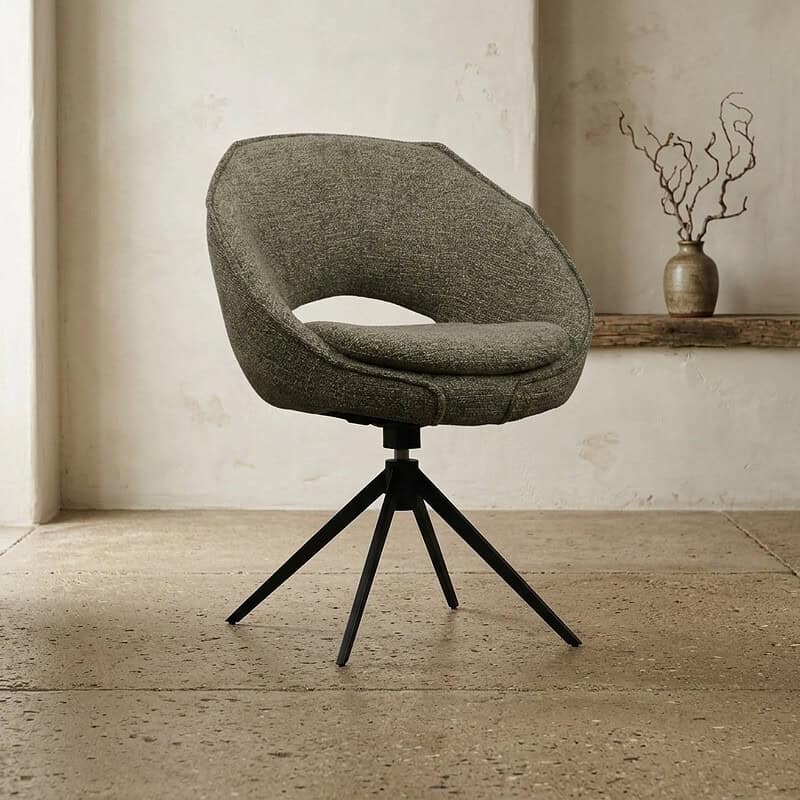 Comfortabele grijze lounge stoel met ronde rugleuning en zwarte metalen poot, ideaal voor moderne woonkamers en kantoorruimtes.
