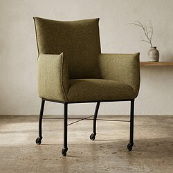 Een stijlvolle, comfortabele groene fauteuil met metalen wielen, ideaal voor moderne interieurs. Geschikt voor woonkamer of kantoor, combineert functionaliteit met elegant design.