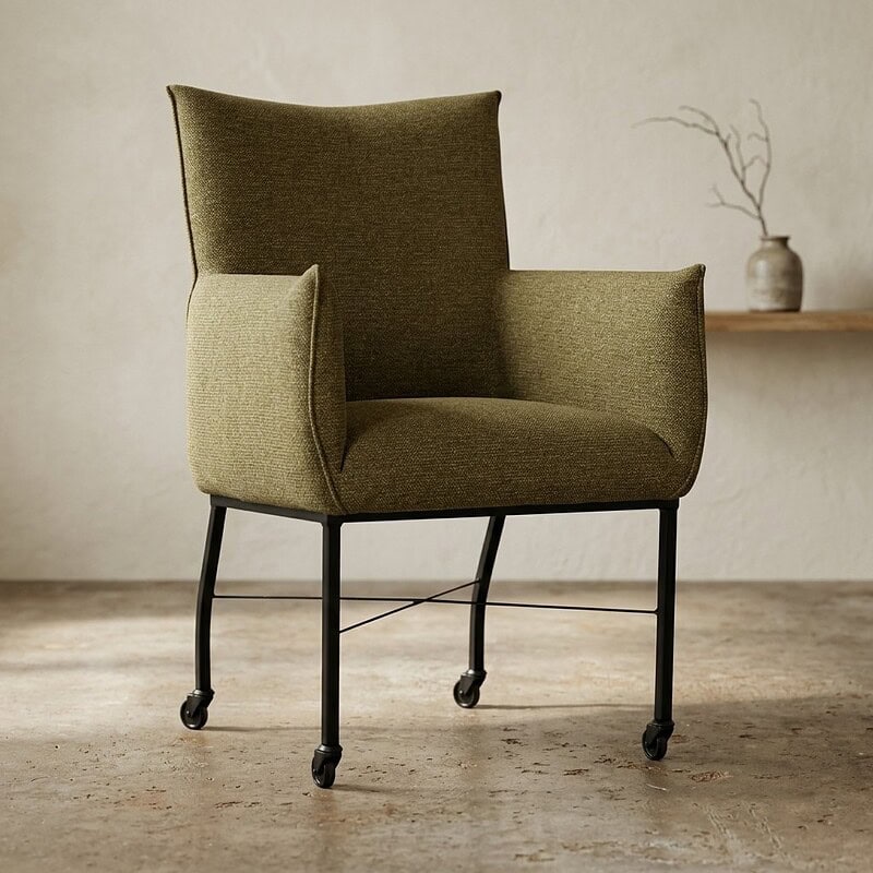 Een stijlvolle, comfortabele groene fauteuil met metalen wielen, ideaal voor moderne interieurs. Geschikt voor woonkamer of kantoor, combineert functionaliteit met elegant design.