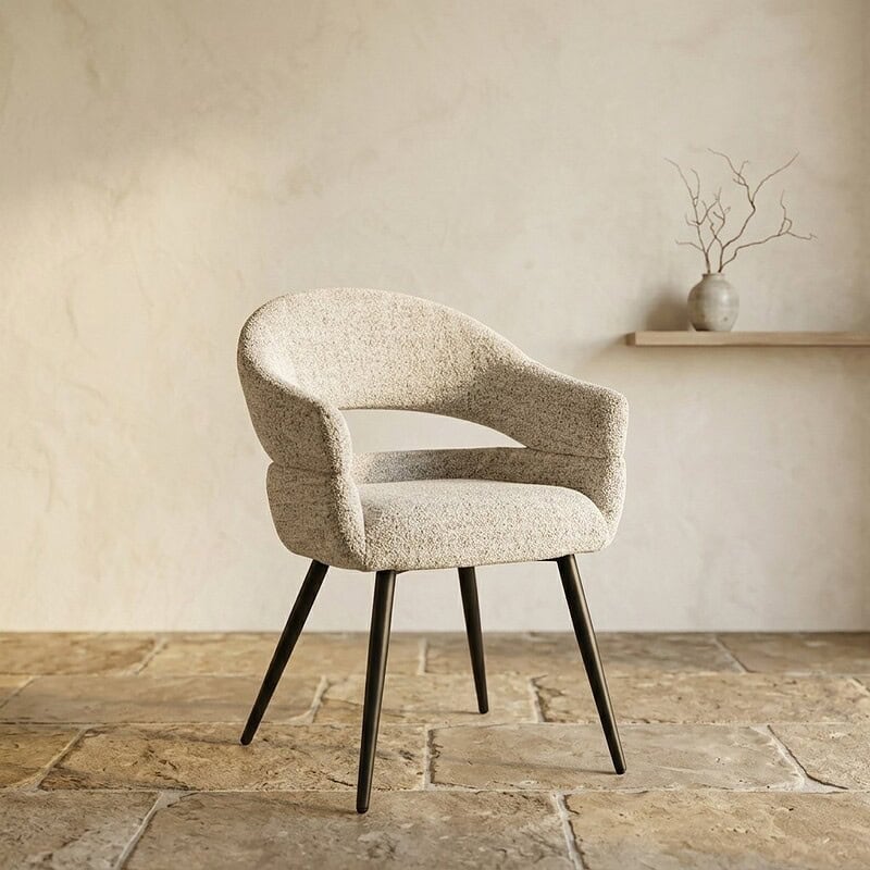 Moderner Stoffsessel mit bequemer Sitzfläche und Holzbeinen, perfekt für ein stilvolles und gemütliches Wohnzimmer oder Büro.