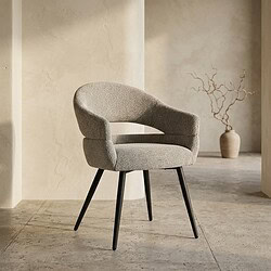 Ein eleganter, moderner Sessel mit weicher Polsterung und schlanken schwarzen Beinen – perfekt für ein stilvolles Wohnzimmer oder Büro.
