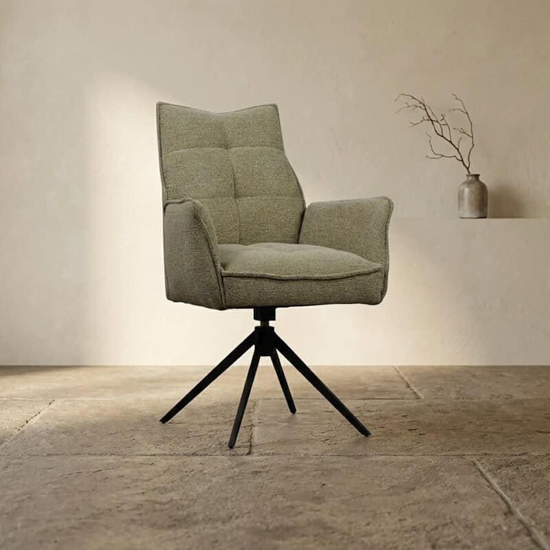 Moderne houten bureaustoel met zachte stoffen bekleding, verstelbare hoogte en comfortabele armleuningen, ideaal voor kantoor of thuiswerkplek.