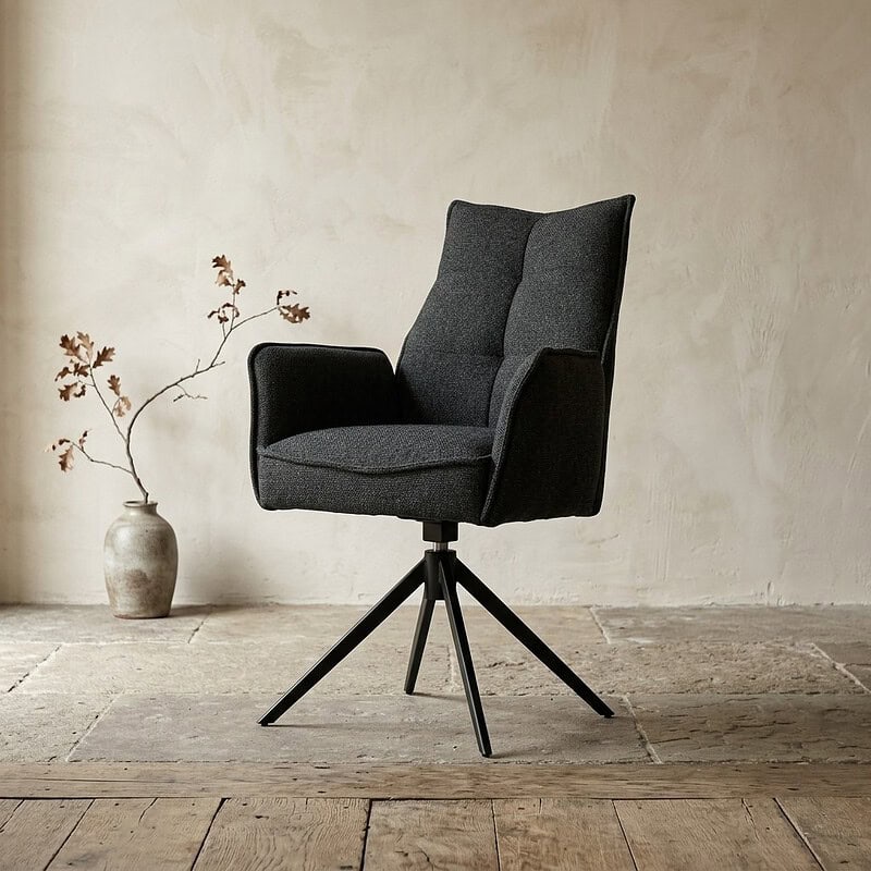 Elegante moderne fauteuil met donkergrijze bekleding en houten poten, perfect voor een stijlvolle woonkamer of kantoorruimte.