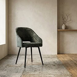 Moderne fluwelen fauteuil in een minimalistisch interieur.