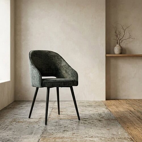 Moderne fluwelen fauteuil in een minimalistisch interieur.