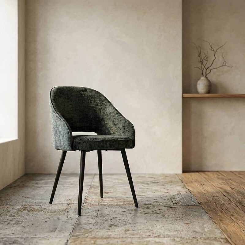 Moderne fluwelen fauteuil in een minimalistisch interieur.