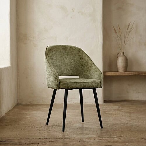 Elegante groene eetkamerstoel met comfortabele bekleding en slanke houten poten, perfect voor een stijlvolle en gezellige eetkamer.