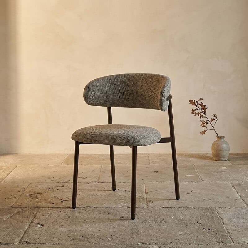 Vintage houten fauteuil met stoffen bekleding, modern minimalistisch design, geschikt voor woonkamer of kantoor, elegante en comfortabele zitplek.