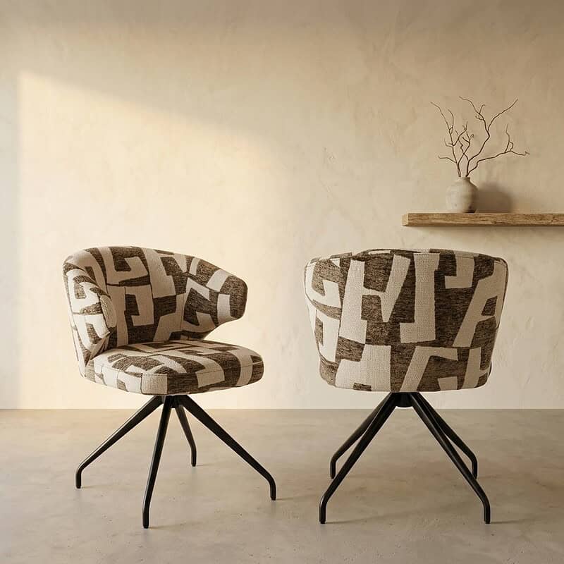 Moderne gestoffeerde eetkamerstoelen met unieke geometrische patronen en zwarte metalen poten, perfect voor een stijlvolle eetkamer of woonkamer.