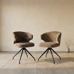 Twee moderne stoffen eetkamerstoelen met zwarte metalen poten, geschikt voor een stijlvolle eetkamer of woonkamer. Perfect voor comfort en design, gemaakt door Mokana Meubelen.