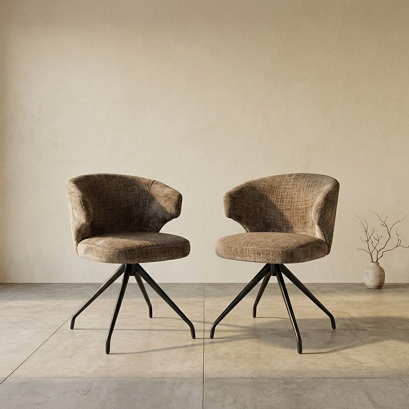 Twee moderne stoffen eetkamerstoelen met zwarte metalen poten, geschikt voor een stijlvolle eetkamer of woonkamer. Perfect voor comfort en design, gemaakt door Mokana Meubelen.