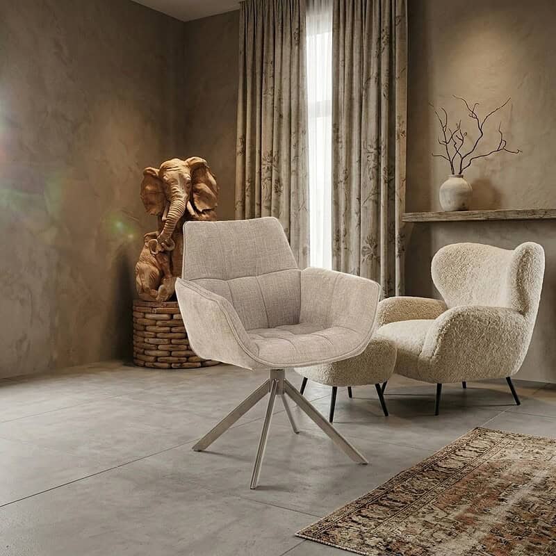 Luxe lounge fauteuil met comfortabele bekleding en modern design, perfect voor stijlvolle woonruimtes.