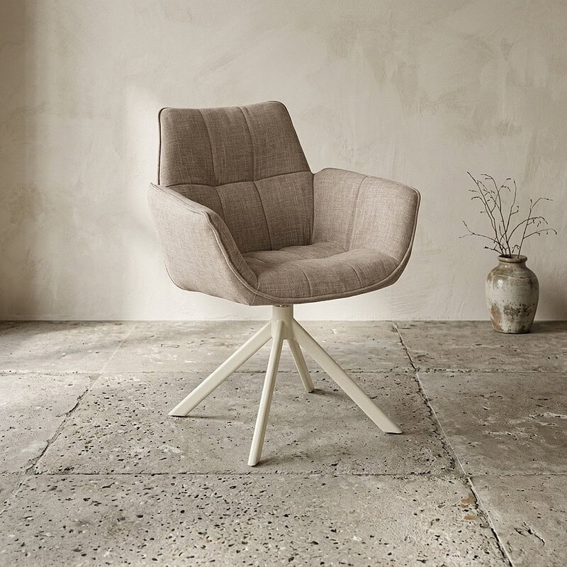 Moderne houten draaifauteuil met zachte bekleding, perfect voor een stijlvolle en comfortabele zithoek in huis.