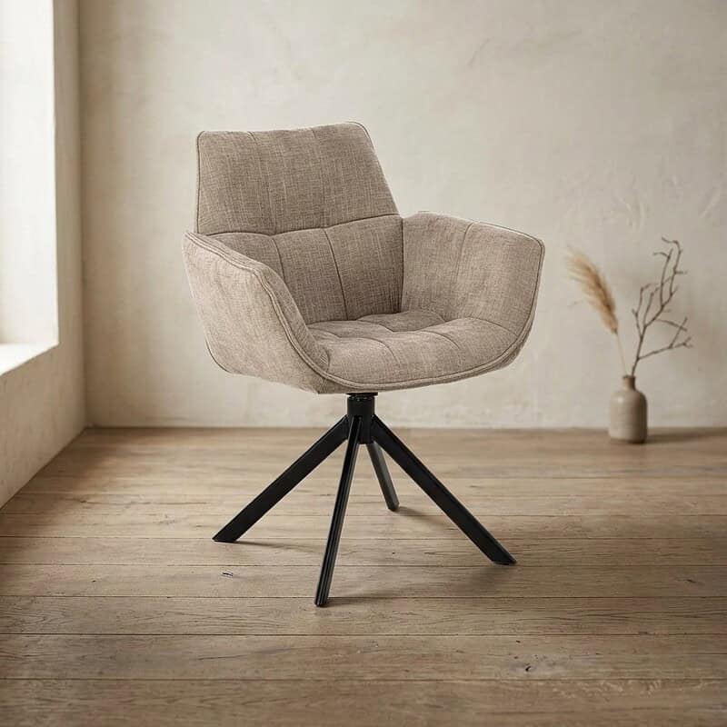 Comfortabele beige bureaustoel met zacht bekleed zitvlak en rugleuning, op een zwart houten onderstel, ideaal voor kantoor of thuiswerkruimte.