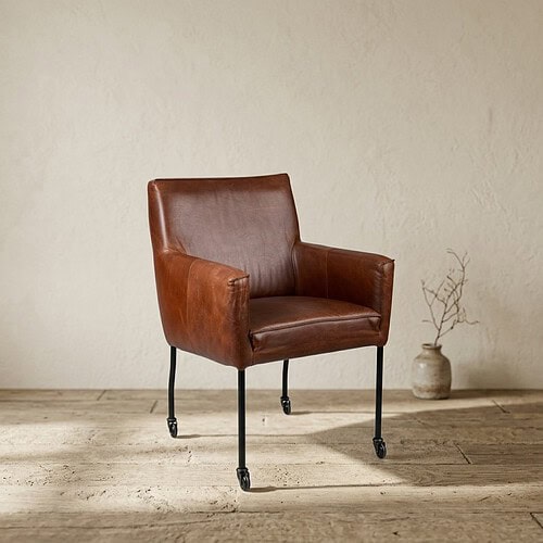 Luxe leren fauteuil met houten armleuningen en wieltjes, perfect voor moderne interieurs en comfortabele zitervaring.