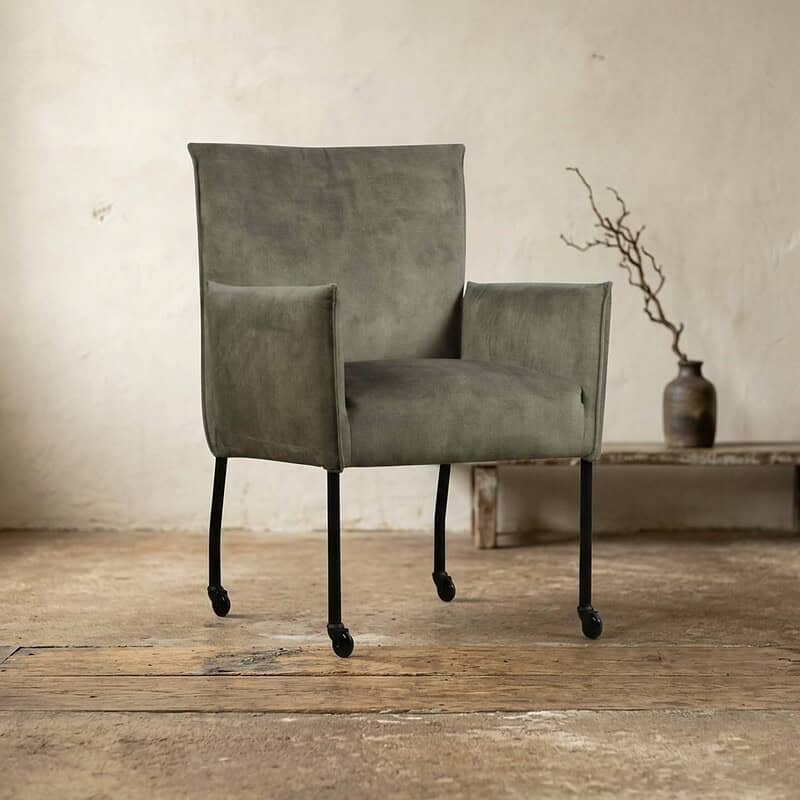 Luxe groene fauteuil met wieltjes, modern design, comfortabel zitmeubel voor thuis of kantoor, gemaakt door Mokana Meubelen.