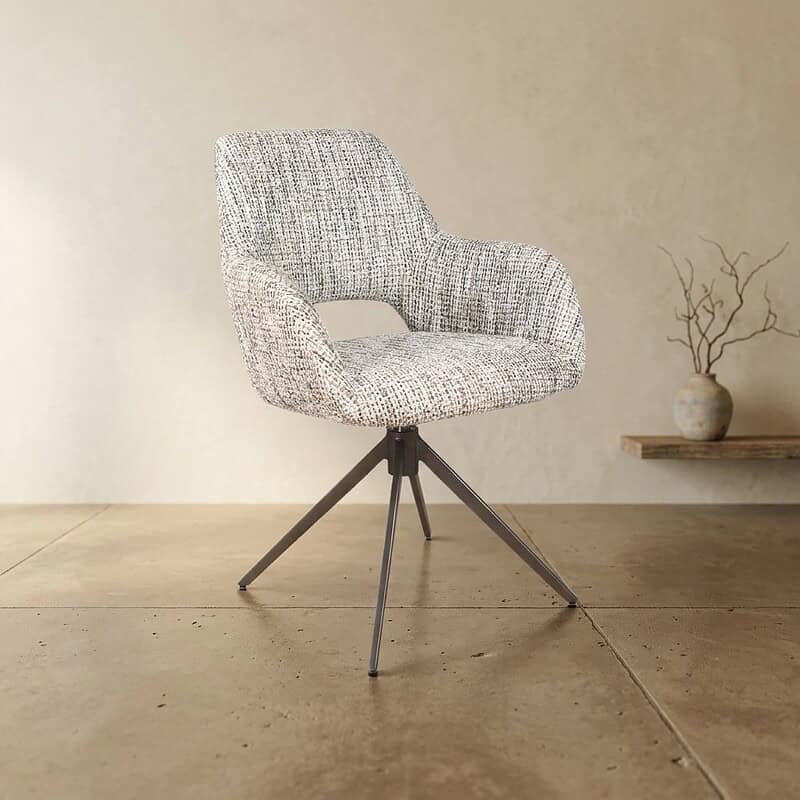Moderne gestoffeerde stoel met metalen onderstel, perfect voor eetkamers en woonruimtes, biedt comfort en stijl. Ideaal voor een eigentijdse interieurinrichting met hoogwaardige afwerking.