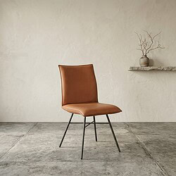 Elegante leren eetkamerstoel met slanke metalen poten, perfect voor een stijlvolle en comfortabele eetruimte. Gemaakt van hoogwaardig bruin leer, ideaal voor modern interieur.