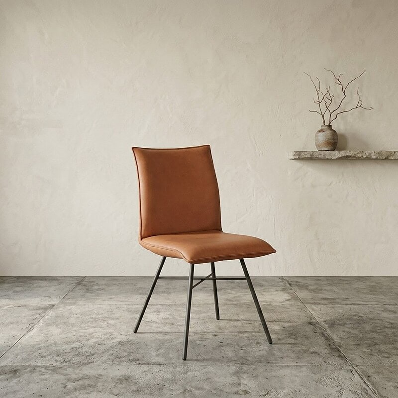 Elegante leren eetkamerstoel met slanke metalen poten, perfect voor een stijlvolle en comfortabele eetruimte. Gemaakt van hoogwaardig bruin leer, ideaal voor modern interieur.