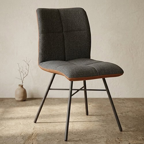Moderne eetkamerstoel met houten frame en donkergrijze bekleding, ideaal voor een stijlvolle eetkamer of kantoorruimte.