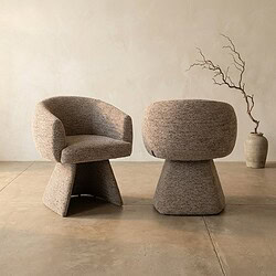 Comfortabele, moderne gestoffeerde fauteuil en bijzettafel in een minimalistisch interieur, perfect voor een stijlvolle woonkamer of lounge.
